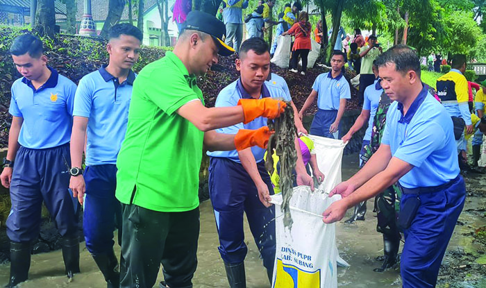 Personel Lanud Suryadarma Ikuti Gerakan Bersih Saluran Air Perkantoran Kota Subang