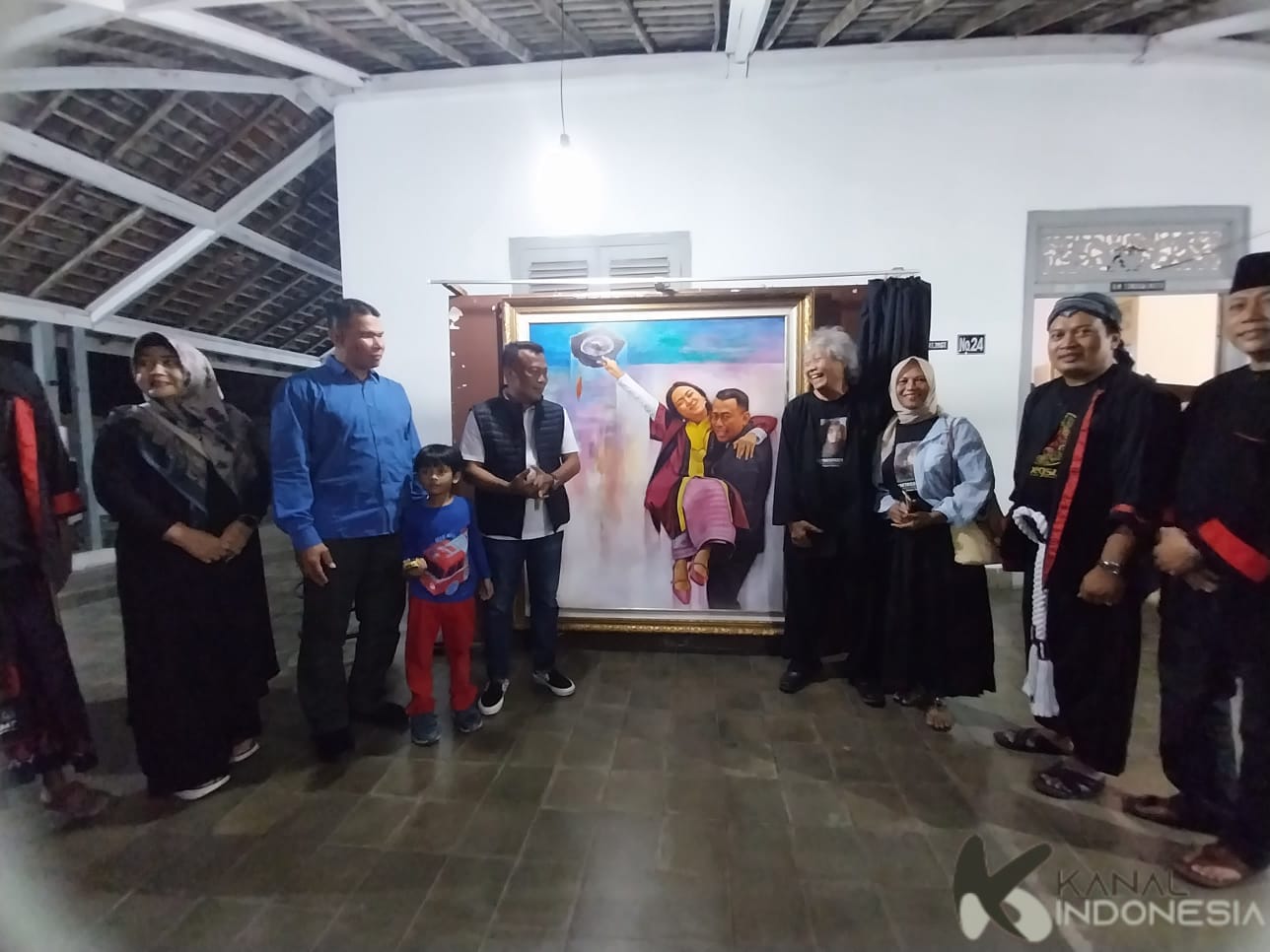 Buka Pameran Tunggal Lukisan dalam Rangkaian Grebeg Suro 2024, Bupati Ponorogo Dapat Kejutan hingga Terharu