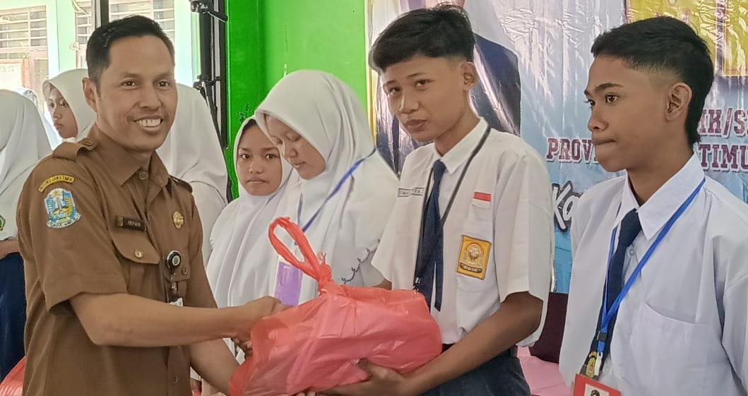 Sepuluh Siswa Dari Jalur Afirmasi Terima Bantuan Seragam Dari Kepala Sekolah Smanew Gresik