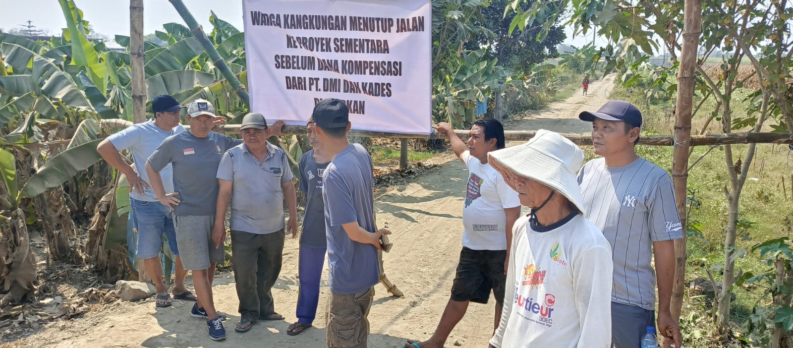 Buntut Protes Warga, Kompensasi Tidak Cair dari Pabrik Warga Tutup Akses menuju Proyek