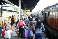Suasana penumpang kereta api di Stasiun Cirebon. 