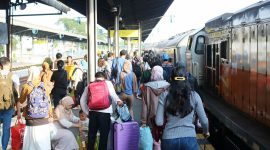 Suasana penumpang kereta api di Stasiun Cirebon. 
