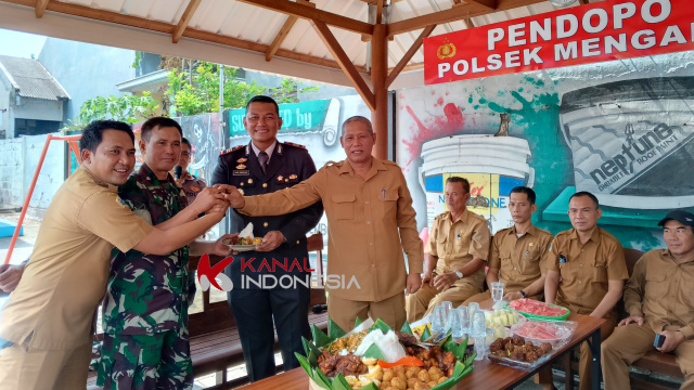 HUT ke 78 Bhayangkara, Kapolsek Menganti Bersama Tiga Pilar Potong Tumpeng Usai Upacara