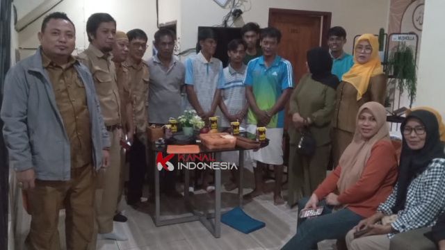 Buktikan Solidaritas Sesama Warga Bone, KKMB Selayar Sambangi Korban Kapal Tenggelam