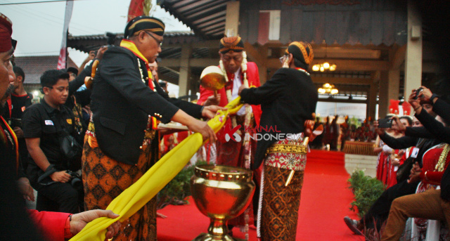 Jelang 1 Suro, Jamasan Tiga Pusaka Ponorogo