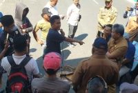 Dok foto Nanang Sufianto kanalindonesia.com: BERANG: Rosi Kancil, Korlap Aksi Demo Pelaku Seni Pamekasan saat berorasi sambil menunjuk-nunjuk jari kepada pihak terkait lantaran pihak pelaku seni merasa dikebiri kebijakan pemerintah setempat. Selasa, (08/07/2024).