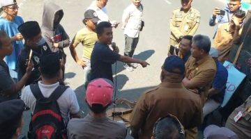 Dok foto Nanang Sufianto kanalindonesia.com: BERANG: Rosi Kancil, Korlap Aksi Demo Pelaku Seni Pamekasan saat berorasi sambil menunjuk-nunjuk jari kepada pihak terkait lantaran pihak pelaku seni merasa dikebiri kebijakan pemerintah setempat. Selasa, (08/07/2024).