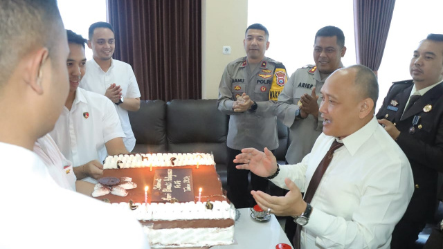 Tiba-tiba Hadir di Kejari Gresik, Kapolres Beri Kejutan Sambut ke 64 Hari Bhakti Adhyaksa