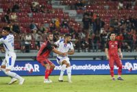 Pemain Arema FC, Julian Guevara saat dijaga ketat oleh pemain Persija Jakarta, Rabu (24/07/2024). (Dok. Media Officer Arema FC/KanalIndonesia.com)