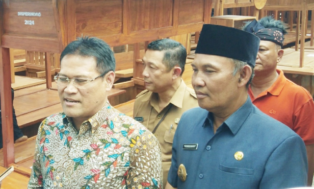 Realisasikan Pokir, Ketua DPRD Magetan Serahkan 47 Gerobak Pelaku UMKM