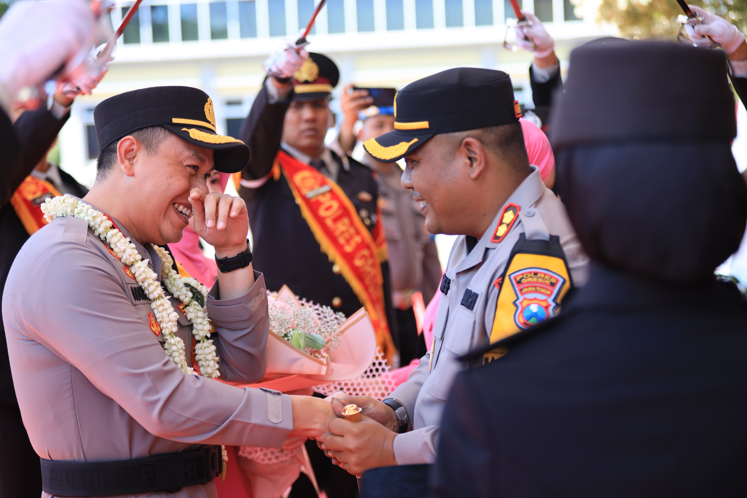 Upacara Pedang pora di Gresik Sambut Kapolres Baru, AKBP Arief Kurniawan Lepas AKBP Aditya Panji Anom