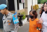 tersangka EW (baju oranye) saat dibawa dari rumah tahanan Polres Malang, Senin (22/07/2024). Foto: Oky_kanlindonesia.com)
