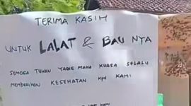 tulisan protes warga setempat terkait merebaknya lalat dan bau ayam beberapa waktu lalu.  (foto: Istimewa)