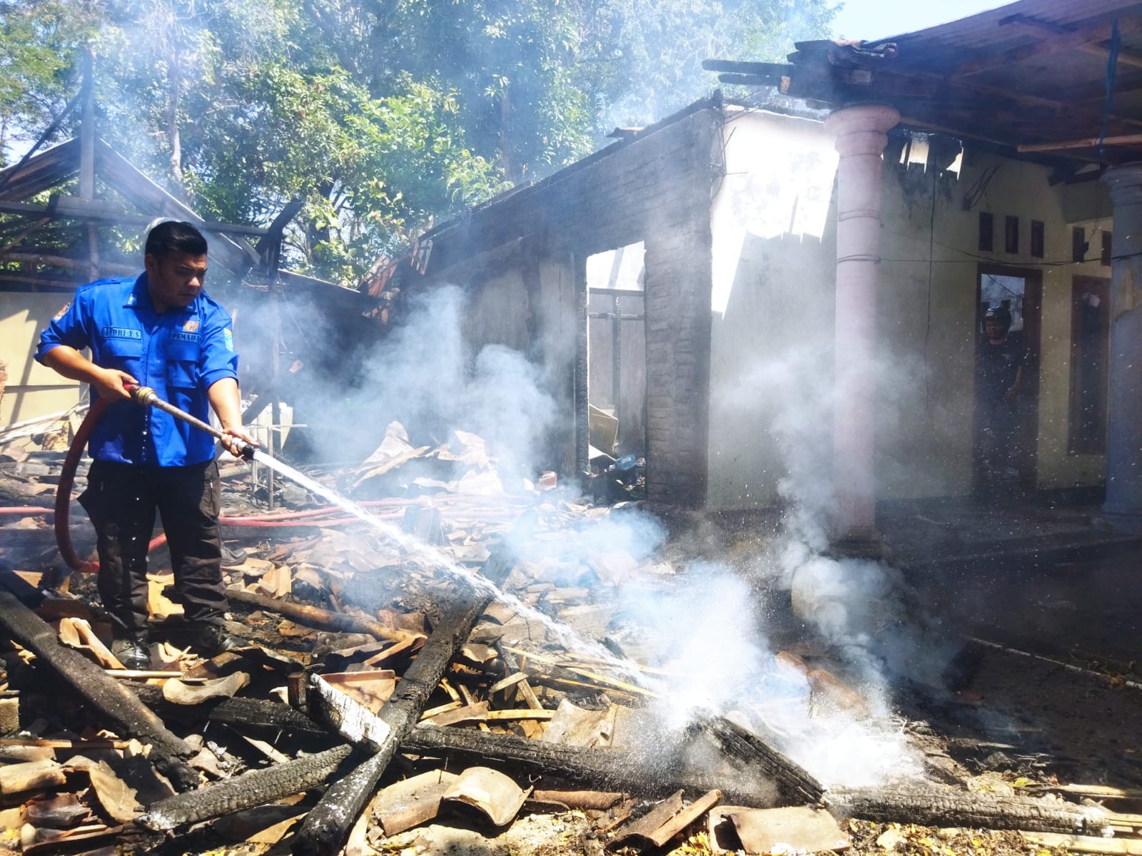 Si jago Merah Hanguskan Sebuah Rumah di Ponorogo, Seorang Lansia Dievakuasi