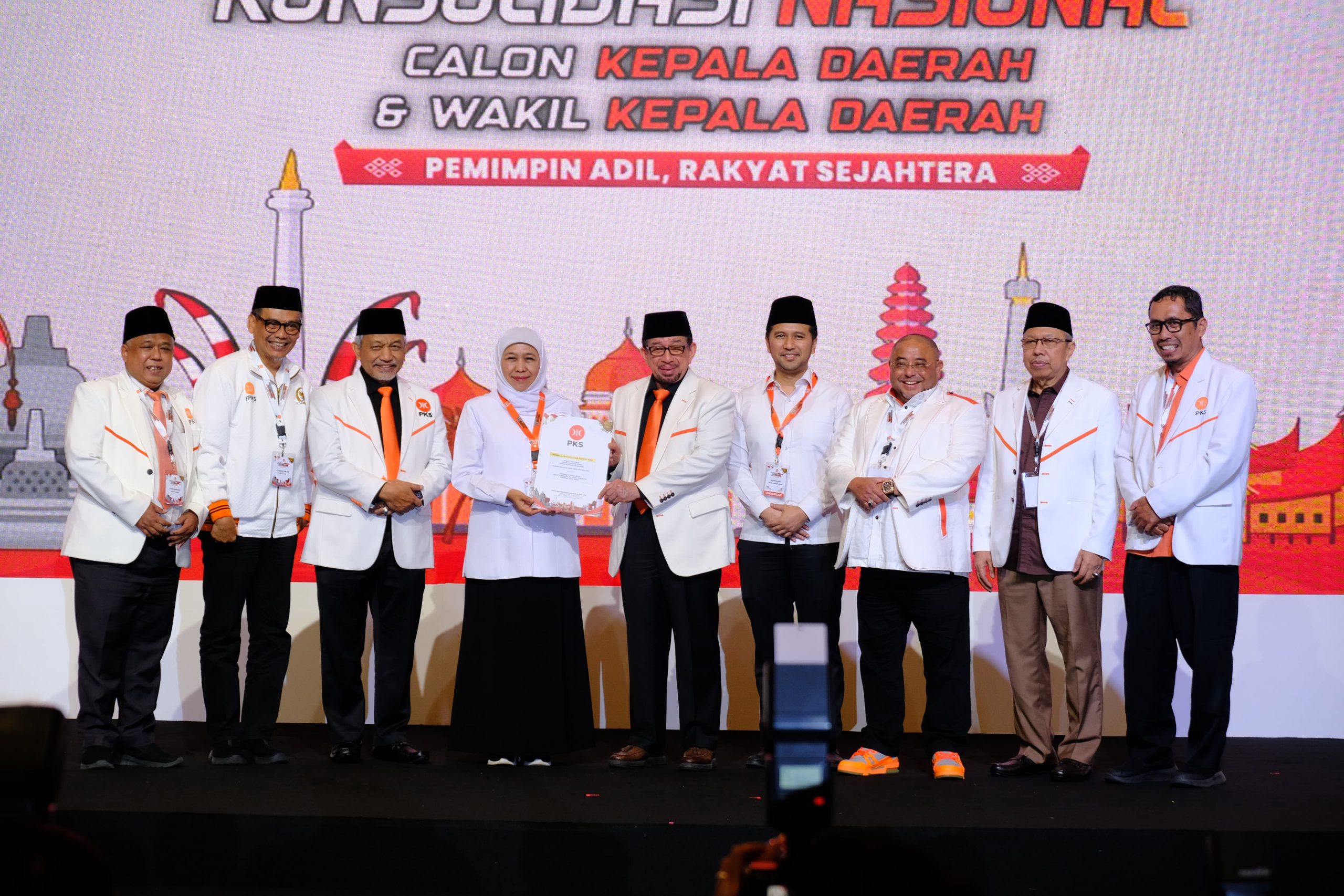 Khofifah – Emil dan 28 Pasangan Cakada se-Jatim Terima Form B1 KWK dari Presiden PKS, Ketua PKS Jatim : Seluruh Jajaran Siap All Out Menangkan