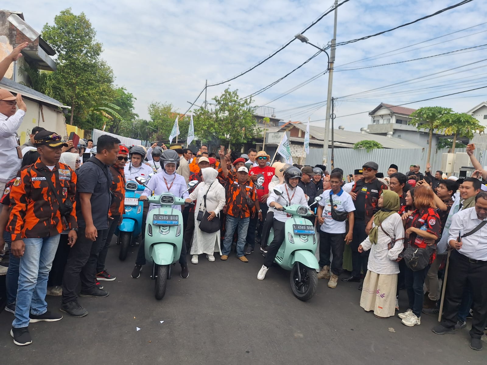 Diantar Kirab Budaya dan Gunakan Motor Listrik Khofifah Emil Resmi Daftar Cagub Cawagub ke KPU