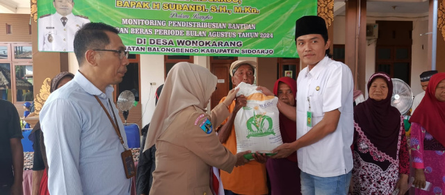 219 KPM Desa Wonokarang Sidoarjo Terima Bantuan Beras Ketahanan Pangan, Warga : Terimakasih Pak Bupati
