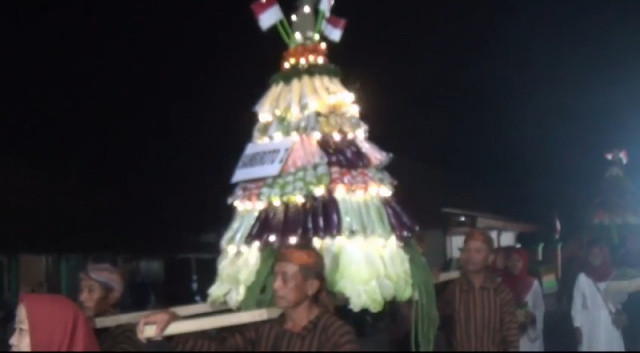 Peringati HUT RI ke 79, Ratusan Warga Ngawi Ikuti Kirab 45 Tumpeng Merah Putih