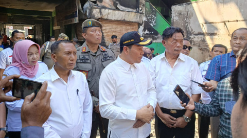 Plt Bupati Sidoarjo Serahkan Bantuan Sembako untuk Pedagang Pasar Krian yang Terbakar