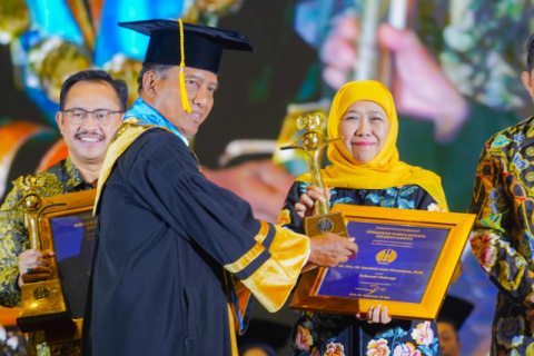 Khofifah Terima Anugerah Widya Wiyata Dharma Samya di Dies Natalis Unesa ke-60