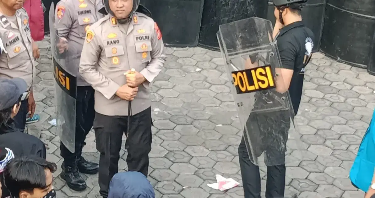 Turun Langsung Amankan Aksi Demo, Kapolres Cirebon Kota Mampu Redam Amarah Ratusan Mahasiswa