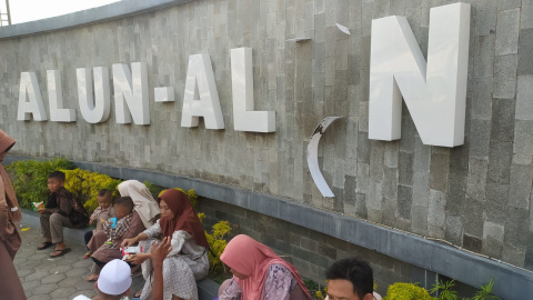 Kacau, Membludaknya Acara Jalan Sehat di Jombang Akibatkan Kerusakan Fasilitas Umum