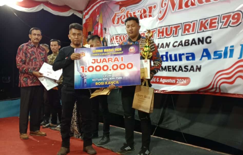 Kawal Terbitnya Perbub Hiburan, DPC AMI Pamekasan Beri Uang Pembinaan Kepada Pemenang Lomba Karaoke