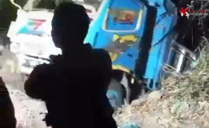 Mobil Derek dan Truk Muatan Batu Masuk Jurang 30 Meter di Ngawi