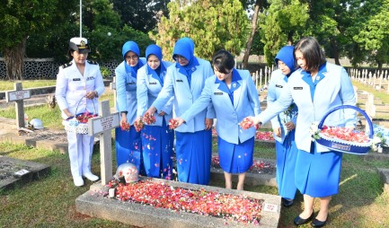 Sambut HUT KE-78 Jalasenastri, Ketua Korcab III DJA I Ziarah di TMP Kalibata