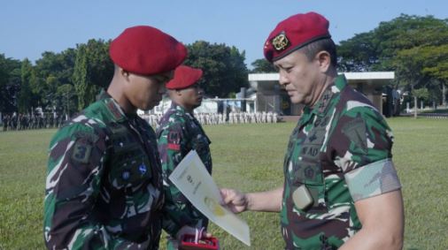 Danjen Kopassus Anugerahi Dua Prajurit Kopassus yang Berprestasi