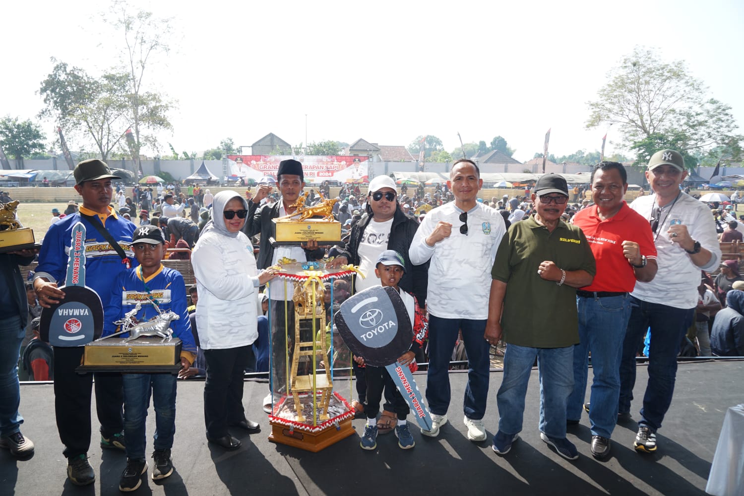 Ribuan Masyarakat Banjiri Grand Final Kerapan Sapi Piala Presiden 2024 di Stadion RP. Moh. Nur Bangkalan