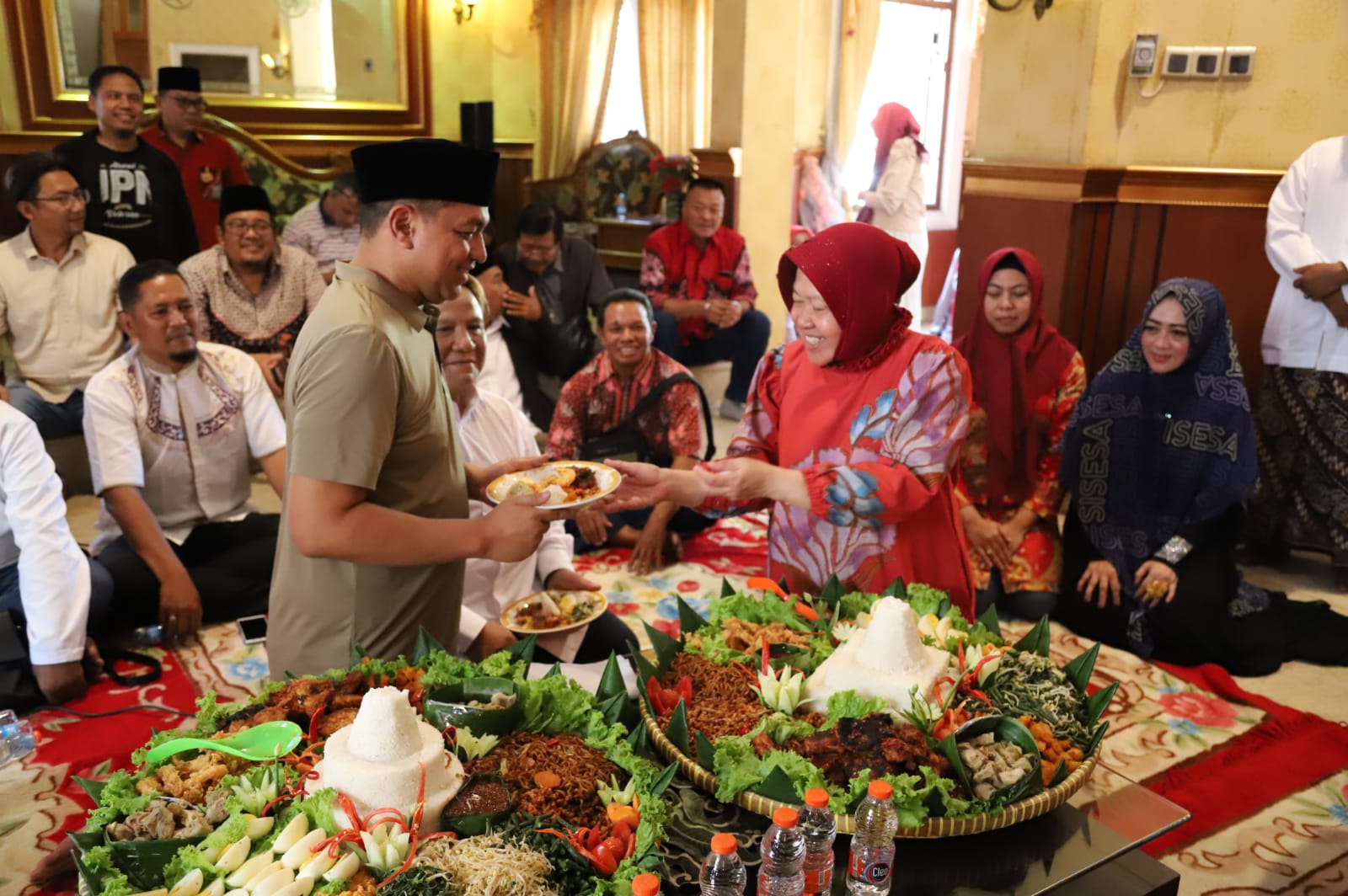 Risma-Gus Hans Resmikan Posko Relawan Pemenangan Pilgub Jatim di Gayung Sari