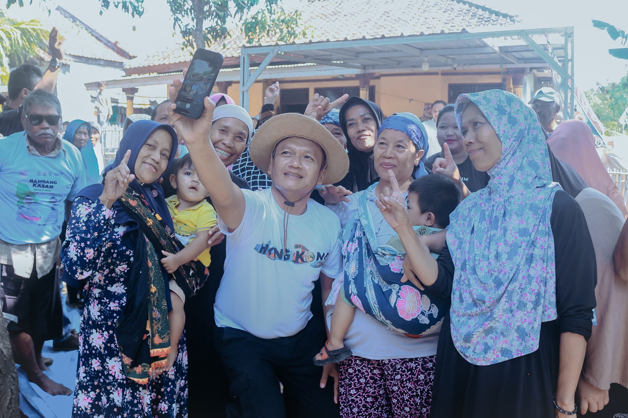 Dengan Gaya Nyentrik, Cabup Nomor Urut 1 Bambang Hermanto Roadshow ke Pelosok Desa