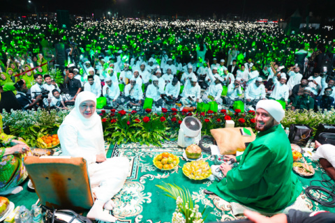 Bersholawat Dipimpin Habib Syech Bersama Puluhan Ribu Muslimat NU Jombang, Khofifah: Jamaah yang Konsisten Mendoakan Bangsa