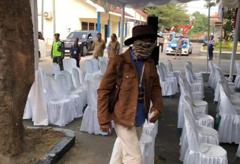 Jejak Sosok yang Mencuri Perhatian saat Pengundian Nomor Urut di KPU Jombang