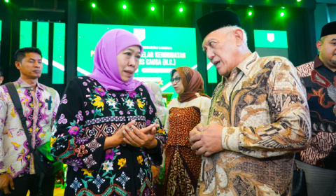 Hari Pertama Kampanye, Khofifah Pilih Silaturahmi dengan Kiai dan Tokoh di Pengukuhan Dr HC KH Zulfa Mustofa