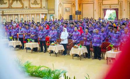 Khofifah-Emil Dinobatkan Sebagai Ibu-Bapak’e Perangkat Desa Jatim