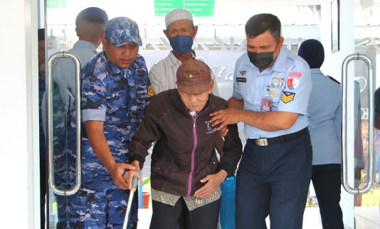 Jelang HUT TNI Ke 79, Lanud Husein Sastranegara Gelar Bakti Kesehatan dan Pembagian Sembako Untuk Masyarakat