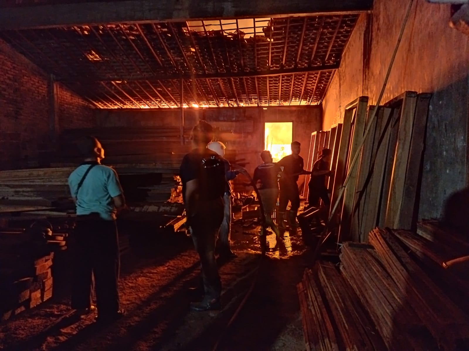 Si Jago Merah Melalap Toko Bangunan dan Gudang Kayu di Ponorogo, Ini Dugaan Penyebabnya
