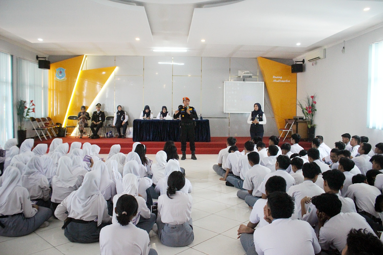 KAI Daop 3 Cirebon Goes to School, Edukasi Tentang Kesadaran Akan Keselematan Perjalanan Kereta Api