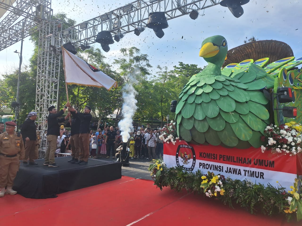 KPU Jatim Gelar Kirab Maskot Pilgub dan Pilkada 38 Kab Kota, Aang Kunaifi : Satu -satunya yang gelar kirab maskot di Indonesia