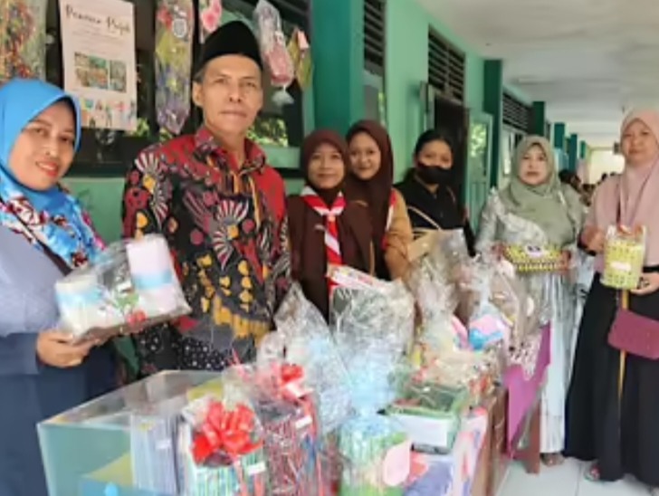 Sulap Barang Bekas Jadi Prakarya, Siswa UPT SMP Negeri 12 Gresik Siap Bekompetitif Di Masa Yang Akan Datang