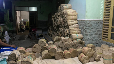 Mbah Rowi: Pengrajin Tusuk Sate Madiun yang Bertahan di Tengah Tantangan Pasar