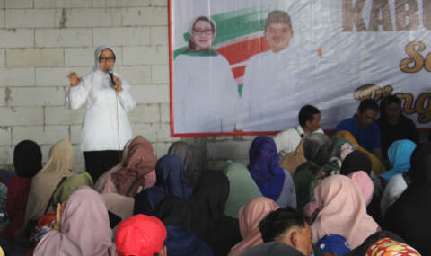 Temui Ribuan Saudagar Pinggiran, Mundjidah – Sumrambah Janji Lanjutkan Program Seragam Gratis