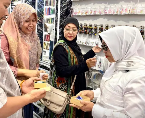 Dukung UMKM Lokal, Cabup Mundjidah Kunjungi Kampung Manik-manik di Gudo Jombang