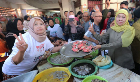 Kampanye di Pasar Kapasan, Khofifah Buka Layanan Pemeriksaan Kesehatan Gratis Bagi Pedagang