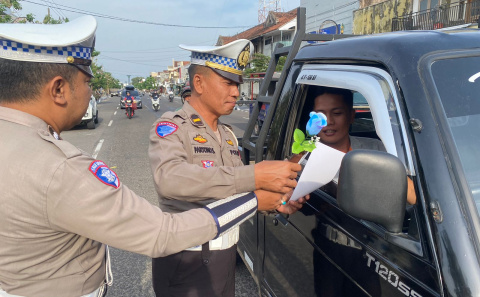 Ops Zebra Semeru 2024, Polres Ponorogo Berikan Reward kepada Pengendara Tertib Berlalulintas