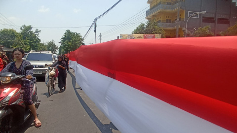 Peringati HSN, Seribu Banser Ansor Jombang Kirap Bendera Merah Putih Sejauh 15 Kilometer