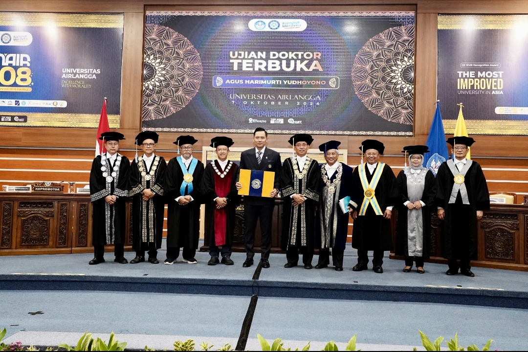 Dihadiri Sang Ayah, AHY dinyatakan lulus dengan predikat Cum Laude program Doktor di Unair