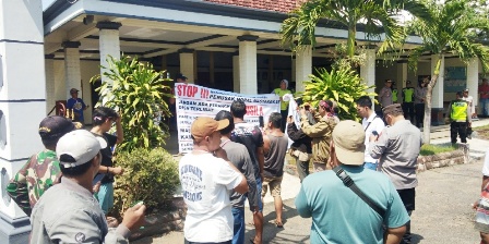 Diduga Selingkuhi Warganya, Perangkat Desa Wates, Magetan Dituntut Mundur